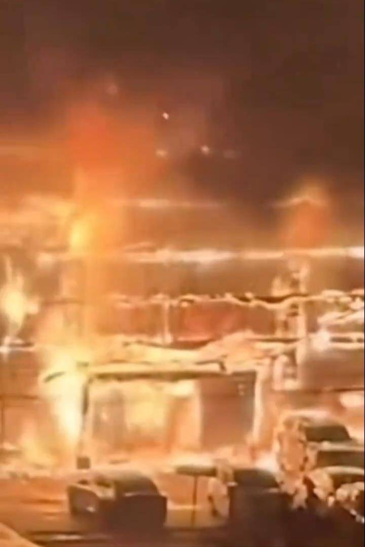 阜阳一4S店凌晨燃起熊熊大火，店方人士：展厅的车都被烧了，原因尚不清楚