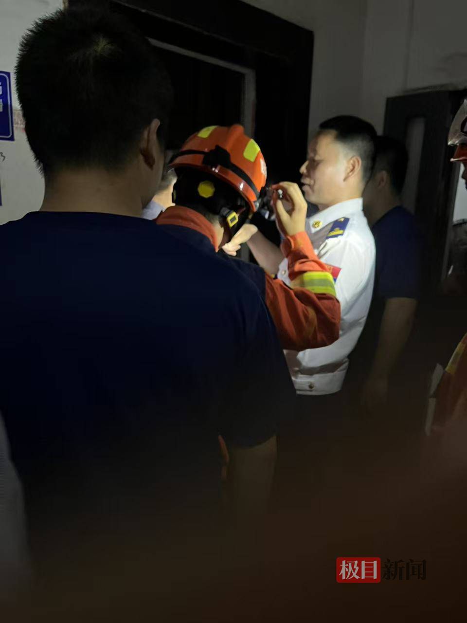 永州一小区发生电梯故障致多人被困,一名49岁女子跳出轿厢时坠亡,家属质疑物业保安打开轿厢违规操作