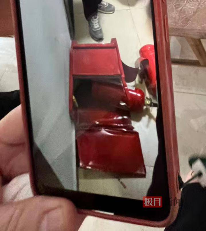 永州一小区发生电梯故障致多人被困,一名49岁女子跳出轿厢时坠亡,家属质疑物业保安打开轿厢违规操作
